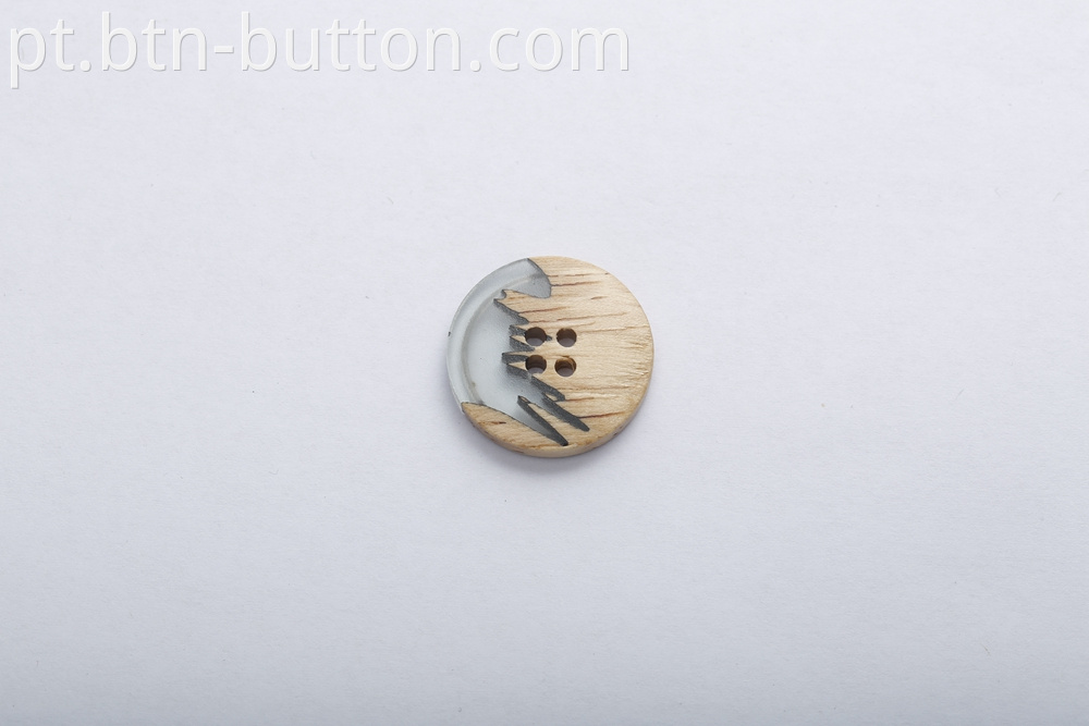 Round four-hole wooden buttons